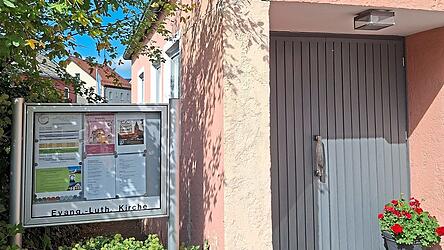 Die Rissbildung im Eingangsbereich ist vorerst gestoppt. Dazu wurde das Fundament verbreitert. Die Rissbildung im Eingangsbereich ist vorerst gestoppt. Dazu wurde das Fundament verbreitert.