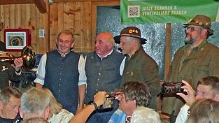 BJV-Kreisgruppenvorsitzender Roland Heigl (2.v.r.) und sein Stellvertreter Anton Späth (r.) gratulierten mit den Bläsern den Jubilaren Rudi (4.v.r.) und Xaver Hofmann (3.v.r.) zum 70. Geburtstag. BJV-Kreisgruppenvorsitzender Roland Heigl (2.v.r.) und sein Stellvertreter Anton Späth (r.) gratulierten mit den Bläsern den Jubilaren Rudi (4.v.r.) und Xaver Hofmann (3.v.r.) zum 70. Geburtstag.