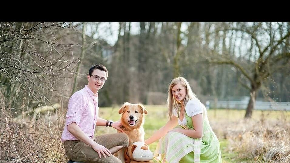 Laura und Florian Büchner haben sich mit ihrem Hund in Niederhausen bei Reisbach fotografieren lassen. Laura und Florian Büchner haben sich mit ihrem Hund in Niederhausen bei Reisbach fotografieren lassen.