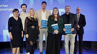Jurysprecherin Jana Klameth (links) und Norbert Lammert, Vorsitzender der Konrad-Adenauer-Stiftung (rechts), mit den LZ-Redakteuren Simon Kunert, Sigrid Zeindl, Ingmar Schweder, Claudia Hagn und Bernhard Beez - die 2023 Berichterstatter im Laho-Kostüm waren.