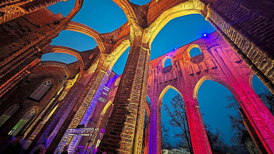 Licht-und-Sound-Shows finden im Dom statt, ehemals ein protziges Gebäude, heute eine Ruine. Licht-und-Sound-Shows finden im Dom statt, ehemals ein protziges Gebäude, heute eine Ruine.