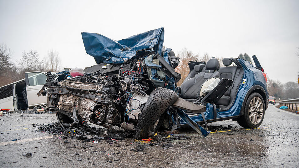 Ein Audi geriet auf der B299 in den Gegenverkehr. Ein Audi geriet auf der B299 in den Gegenverkehr.