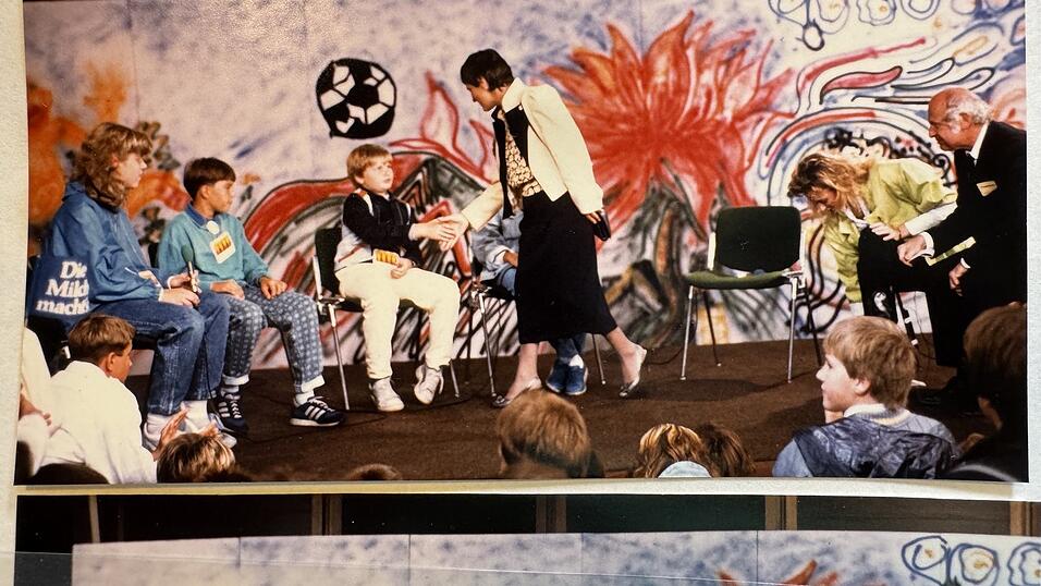 Am Podium Rita S&uuml;ssmuth (stehend) zwischen den Teisnacher Sch&uuml;lern und dem Moderator und Journalisten Dieter Kronzucker (r.)