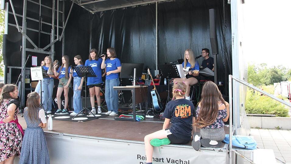 Ein Fest ohne die Band Stagefever? Unvorstellbar! Die Schulband sorgt bei Veranstaltungen für die passende Musik.