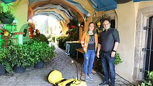 Bürgermeister Martin Stoiber und Stadtgärtnerin Elena Adam freuen sich, Jung und Alt jedes Jahr in eine neue Kindergeschichte eintauchen lassen zu können. Bürgermeister Martin Stoiber und Stadtgärtnerin Elena Adam freuen sich, Jung und Alt jedes Jahr in eine neue Kindergeschichte eintauchen lassen zu können.