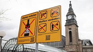In Hamburg gilt bereits seit April 2024 ein Alkoholverbot am Bahnhof. Ab Mitte Oktober soll das für alle Bahnhöfe in Deutschland gelten. In Hamburg gilt bereits seit April 2024 ein Alkoholverbot am Bahnhof. Ab Mitte Oktober soll das für alle Bahnhöfe in Deutschland gelten.