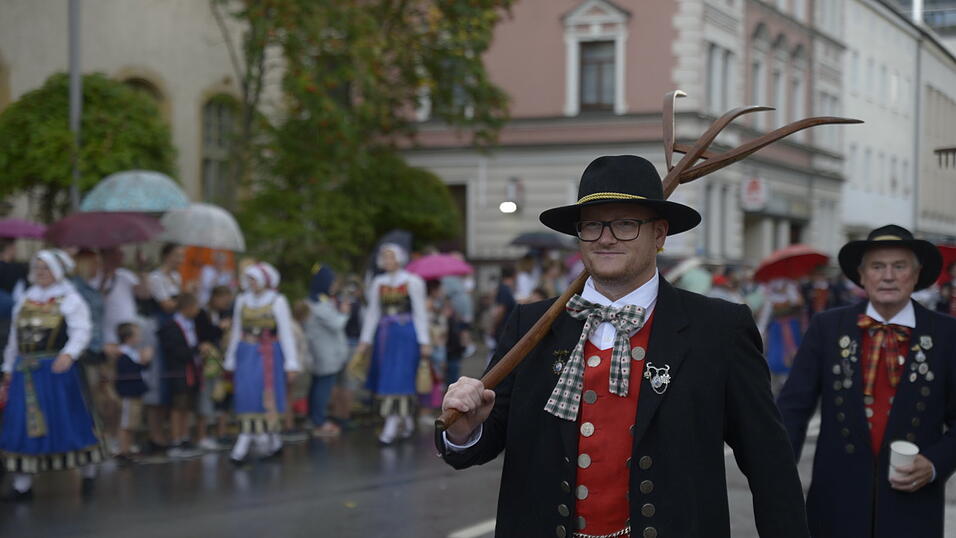 Zahlreiche Musik- und Trachtengruppen zogen nach dreij&auml;hriger Pause am Freitagabend zum Festplatz Am Hagen.&nbsp;