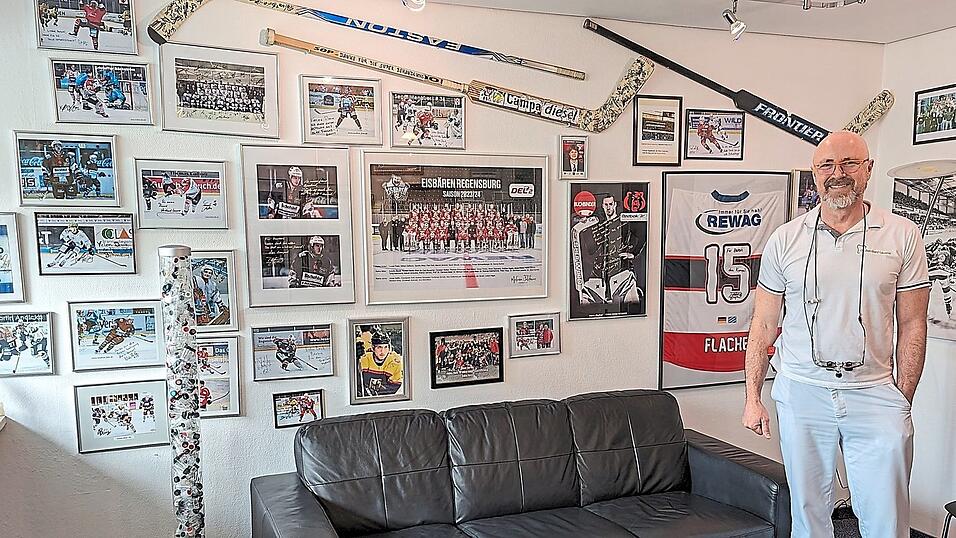 Eisbären-Mannschaftszahnarzt Dr. Bernhard Lauerer mit play-off-bedingtem Fusselbart in seinem Wartezimmer voller EVR-Legenden. Eisbären-Mannschaftszahnarzt Dr. Bernhard Lauerer mit play-off-bedingtem Fusselbart in seinem Wartezimmer voller EVR-Legenden.