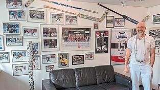 Eisbären-Mannschaftszahnarzt Dr. Bernhard Lauerer mit play-off-bedingtem Fusselbart in seinem Wartezimmer voller EVR-Legenden. Eisbären-Mannschaftszahnarzt Dr. Bernhard Lauerer mit play-off-bedingtem Fusselbart in seinem Wartezimmer voller EVR-Legenden.