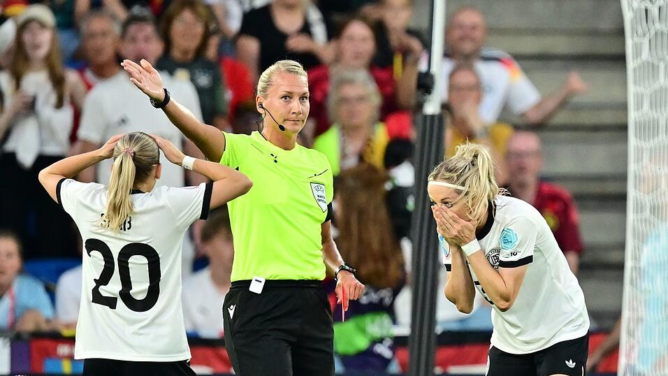Runter, bitte: Schiedsrichterin Tess Olofsson schickt Kathrin Hendrich (r) vom Platz. Runter, bitte: Schiedsrichterin Tess Olofsson schickt Kathrin Hendrich (r) vom Platz.