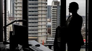 Frauen verdienen laut Statistischem Landesamt nach wie vor weniger als Männer - auch bei vergleichbarer Arbeit. (Symbolbild) Frauen verdienen laut Statistischem Landesamt nach wie vor weniger als Männer - auch bei vergleichbarer Arbeit. (Symbolbild)