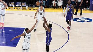 Erster Vater-Sohn-Assist der NBA-Geschichte: LeBron James sieht den Dreier von Bronny James aus n&auml;chster N&auml;he.