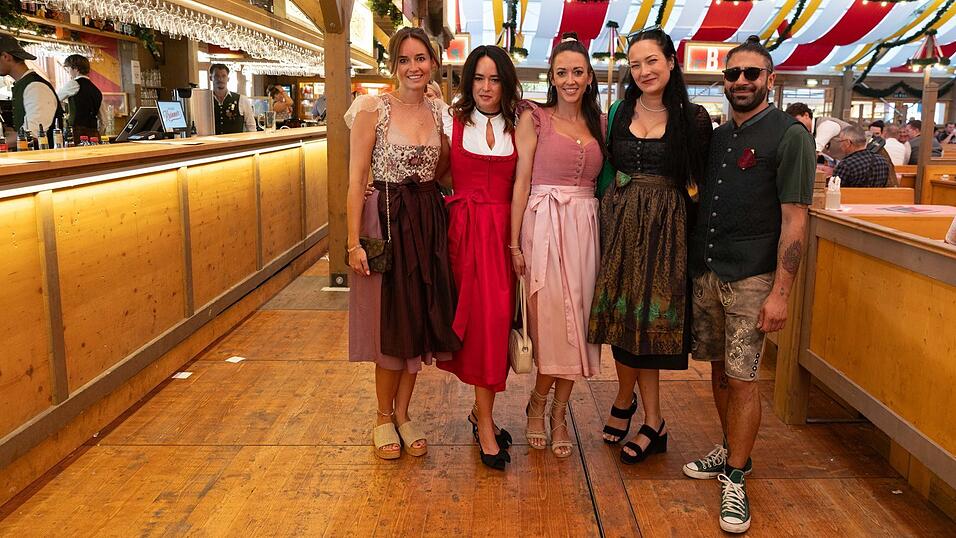 Die Partybilder vom Dienstag, 11. August, aus dem Festzelt Krönner. Die Partybilder vom Dienstag, 11. August, aus dem Festzelt Krönner.