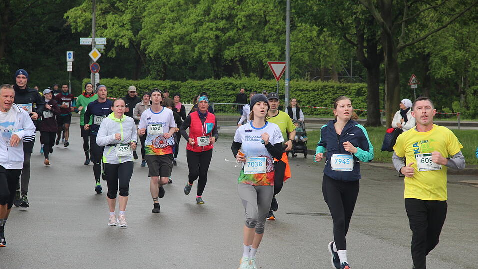 Auch die großen Herzogstadtläufer ließen sich wie schon die Kleinen am Samstag durch das nasskalte Aprilwetter den Spaß am Sport unter freiem Himmel nicht verderben.