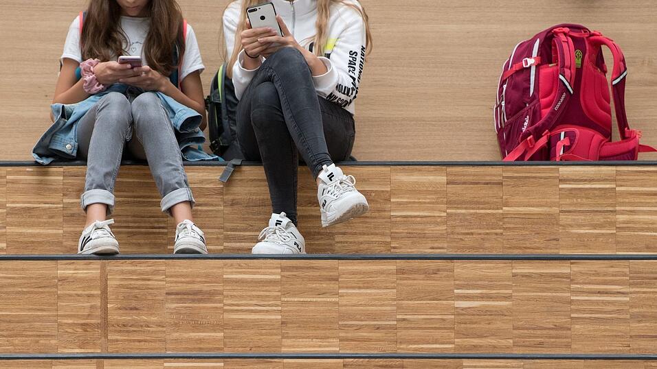 Daddeln in der Pause – Bewegung und Gespräche kommen da zu kurz, warnen Experten. (Symbolbild)