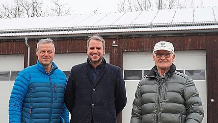 Thomas Muncz (v. l.), Referent für Natur-und-Klimaschutz, mit Bürgermeister Matthias Kohlmayer und Franz Meindl vom BN vor einem Teil der 59-kWp-Bürgerphotovoltaikanlage Thomas Muncz (v. l.), Referent für Natur-und-Klimaschutz, mit Bürgermeister Matthias Kohlmayer und Franz Meindl vom BN vor einem Teil der 59-kWp-Bürgerphotovoltaikanlage