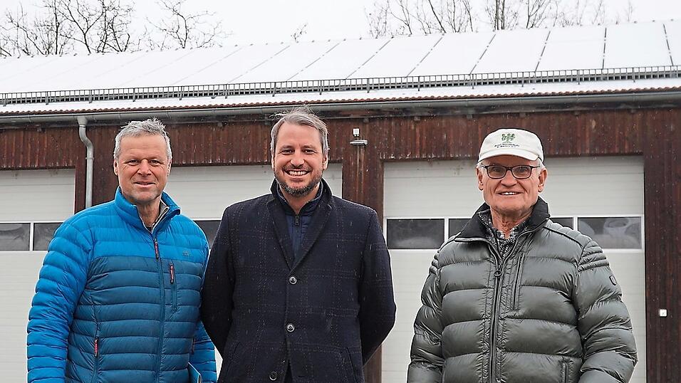 Thomas Muncz (v. l.), Referent für Natur-und-Klimaschutz, mit Bürgermeister Matthias Kohlmayer und Franz Meindl vom BN vor einem Teil der 59-kWp-Bürgerphotovoltaikanlage