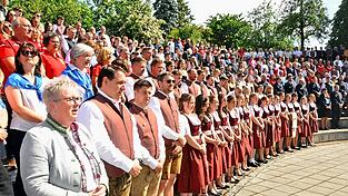 Der Festgottesdienst wurde im herrlichen Ambiente des Amphitheaters des Klosters abgehalten. Der Festgottesdienst wurde im herrlichen Ambiente des Amphitheaters des Klosters abgehalten.