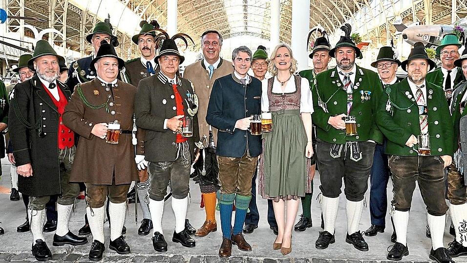 Das Prinzenpaar umringt von Gästen aus der bayerischen Heimat. Das Prinzenpaar umringt von Gästen aus der bayerischen Heimat.