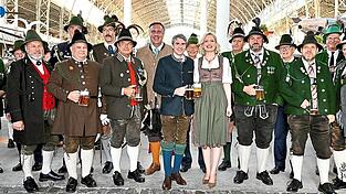 Das Prinzenpaar umringt von G&auml;sten aus der bayerischen Heimat.