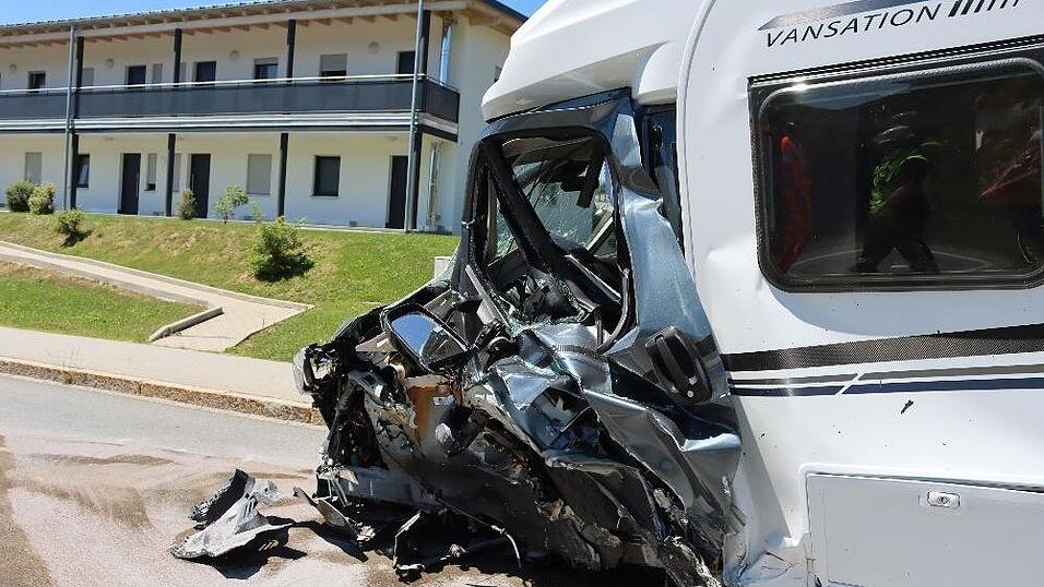 Bei Niederkandlbach im Landkreis Deggendorf ist es zu einem schweren Unfall gekommen. Bei Niederkandlbach im Landkreis Deggendorf ist es zu einem schweren Unfall gekommen.