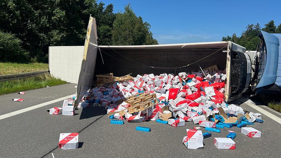Ein Lastwagen kippte am Dienstag auf der A93 bei Regenstauf um und blieb quer zur Fahrbahn in Fahrtrichtung München liegen.