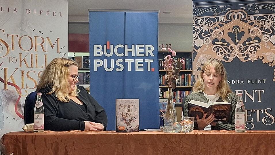 Julia Dippel (l.) und Alexandra Flint (r.) ergänzten sich bei ihrer Lesung hervorragend. Julia Dippel (l.) und Alexandra Flint (r.) ergänzten sich bei ihrer Lesung hervorragend.