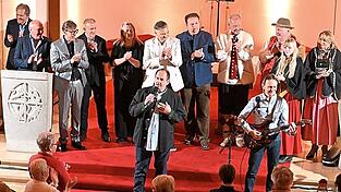 Alle Künstler vereint im Altarraum der Pfarrkirche Elisabethszell und ein großes Dankeschön von Organisator Stefan Dietl (Mitte)
