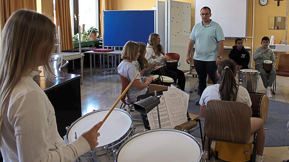 Unterricht in der Percussionklasse mit Lehrer Roman Schober.