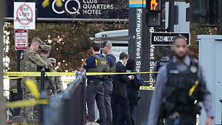 Soldaten und Mitglieder des FBI sind im Einsatz, nachdem zwei Mitglieder der Nationalgarde von Schüssen getroffen wurden.