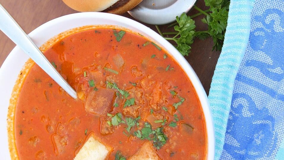 Die Cheeseburger Suppe ist ideal für den Heißhunger bei der nächsten Party. Die Cheeseburger Suppe ist ideal für den Heißhunger bei der nächsten Party.