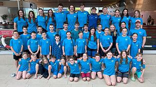 Die Schwimmer des SV Hengersberg mit ihren Trainern. Die Schwimmer des SV Hengersberg mit ihren Trainern.