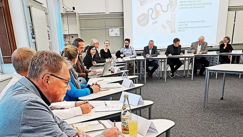 Im 'Klassenzimmer' der Zukunft an der Universität Passau diskutierte eine große Runde über den richtigen Umgang mit Fake News. Im 'Klassenzimmer' der Zukunft an der Universität Passau diskutierte eine große Runde über den richtigen Umgang mit Fake News.
