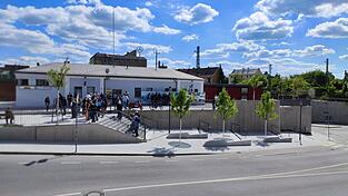 Der neue barrierefreie Bahnhofsvorplatz mit angelegten Bäumen, die bald Schatten spenden sollen.
