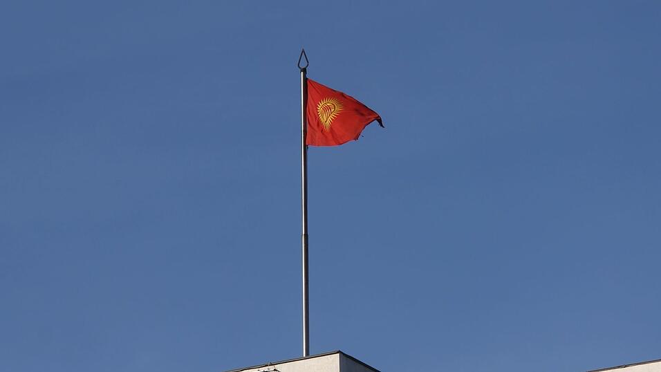 Zuletzt zeigte das System in Kirgistan zunehmend autoritäre Züge: Mehrere kritische Medien wurden als extremistisch verboten, bekannte Oppositionelle landeten im Gefängnis.