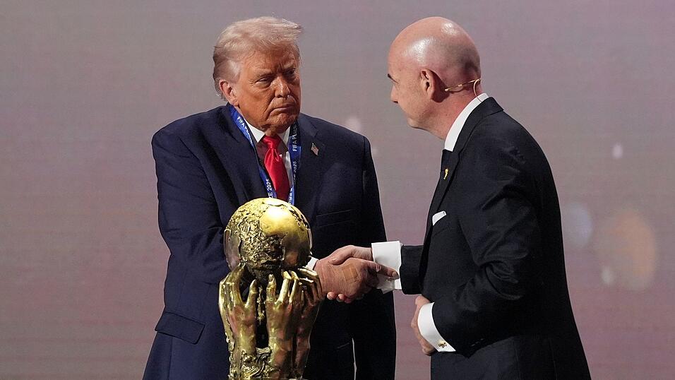 Donald Trump (l) und Gianni Infantino pflegen ein enges Verh&auml;ltnis. (Archivbild)