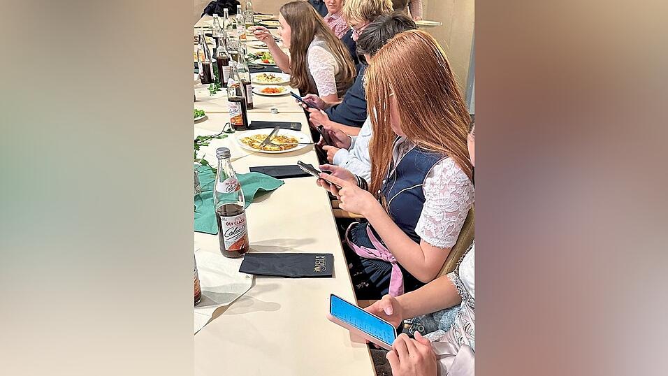 Essen drin, Teller weg, Smartphone raus: die Drachenstich-Jugend von heute.