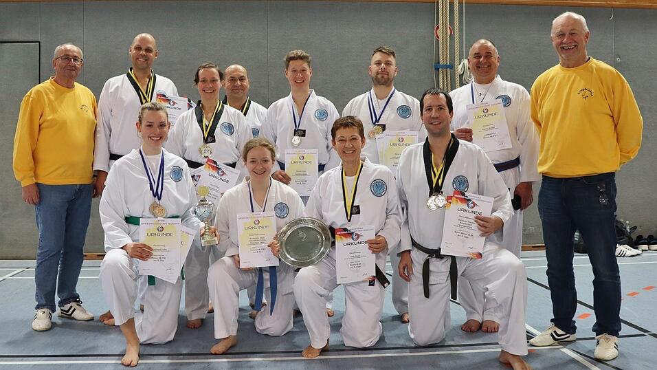Das Team der Taekwondo- und Allkampf-Jitsu-Lehrzentren Südostbayern: (vorne v.l.) Luisa Watzinger (Eggenfelden), Tanja Bachmaier (Simbach/Inn), Doris Able (Landau), Thomas Obermeier (Landau), (hinten v.l.) Kampfrichter Roland Obermeier (Landau), Josef Reischl (Eggenfelden), Petra Spranger (Landau), Max Felsch (Simbach/Inn), Stefan Weileder (Eichendorf), Tobias Albersdörfer (Eggenfelden), Ronald George (Eichendorf) und Kampfrichter Alfred Albersdörfer (Eggenfelden). Das Team der Taekwondo- und Allkampf-Jitsu-Lehrzentren Südostbayern: (vorne v.l.) Luisa Watzinger (Eggenfelden), Tanja Bachmaier (Simbach/Inn), Doris Able (Landau), Thomas Obermeier (Landau), (hinten v.l.) Kampfrichter Roland Obermeier (Landau), Josef Reischl (Eggenfelden), Petra Spranger (Landau), Max Felsch (Simbach/Inn), Stefan Weileder (Eichendorf), Tobias Albersdörfer (Eggenfelden), Ronald George (Eichendorf) und Kampfrichter Alfred Albersdörfer (Eggenfelden).