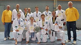Das Team der Taekwondo- und Allkampf-Jitsu-Lehrzentren Südostbayern: (vorne v.l.) Luisa Watzinger (Eggenfelden), Tanja Bachmaier (Simbach/Inn), Doris Able (Landau), Thomas Obermeier (Landau), (hinten v.l.) Kampfrichter Roland Obermeier (Landau), Josef Reischl (Eggenfelden), Petra Spranger (Landau), Max Felsch (Simbach/Inn), Stefan Weileder (Eichendorf), Tobias Albersdörfer (Eggenfelden), Ronald George (Eichendorf) und Kampfrichter Alfred Albersdörfer (Eggenfelden). Das Team der Taekwondo- und Allkampf-Jitsu-Lehrzentren Südostbayern: (vorne v.l.) Luisa Watzinger (Eggenfelden), Tanja Bachmaier (Simbach/Inn), Doris Able (Landau), Thomas Obermeier (Landau), (hinten v.l.) Kampfrichter Roland Obermeier (Landau), Josef Reischl (Eggenfelden), Petra Spranger (Landau), Max Felsch (Simbach/Inn), Stefan Weileder (Eichendorf), Tobias Albersdörfer (Eggenfelden), Ronald George (Eichendorf) und Kampfrichter Alfred Albersdörfer (Eggenfelden).