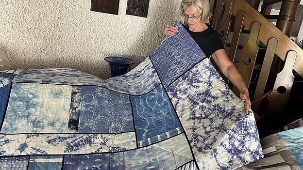 Margit Hüttinger mit einem ganz besonderen Quilt aus ihrer Sammlung.