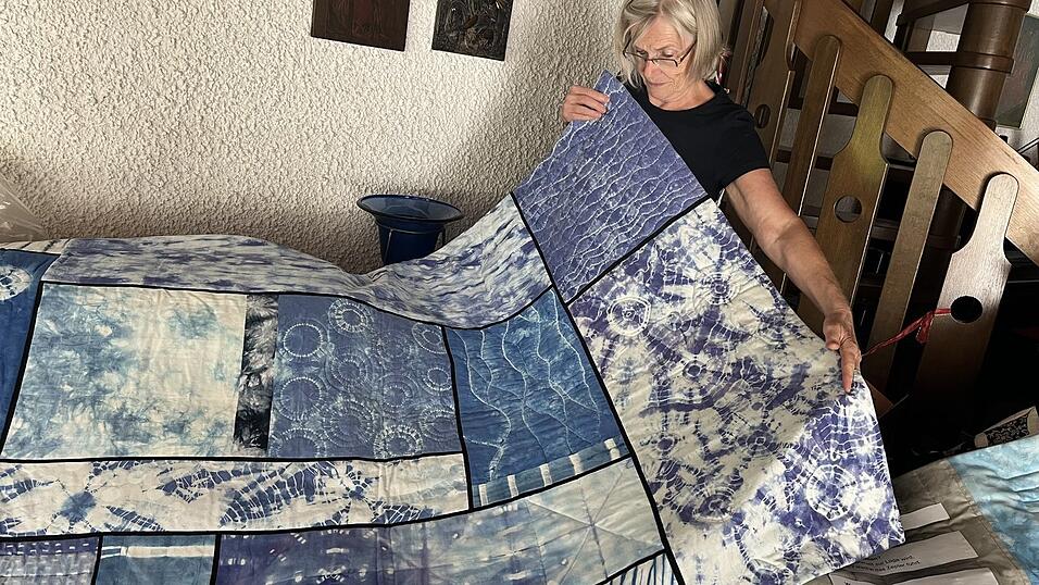 Margit Hüttinger mit einem ganz besonderen Quilt aus ihrer Sammlung.