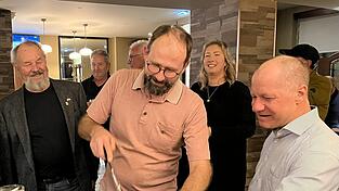 Stadtrat Christian Schweiger schneidet (M.) im Beisein von Bürgermeister Thomas Etschmann und Karl Heinz Hierzegger (l.) die Geburtstagstorte an.