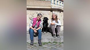 Ein super Team: Ingrid Wurm (links) mit Labrador Nike und Blindenführhundetrainerin Claudia Detzer. Ein super Team: Ingrid Wurm (links) mit Labrador Nike und Blindenführhundetrainerin Claudia Detzer.