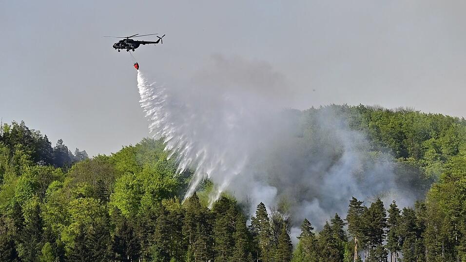 Waldbrand im Nationalpark Böhmische Schweiz: Löschhubschrauber sind im Einsatz Waldbrand im Nationalpark Böhmische Schweiz: Löschhubschrauber sind im Einsatz