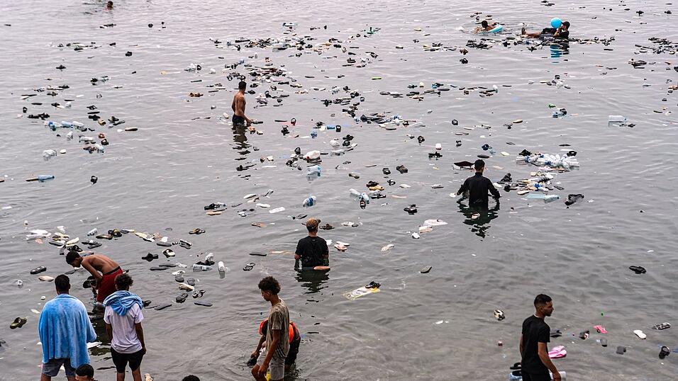 Zehntausende Migranten drängen seit Tagen in die spanische Nordafrika-Exklave Ceuta. Zehntausende Migranten drängen seit Tagen in die spanische Nordafrika-Exklave Ceuta.