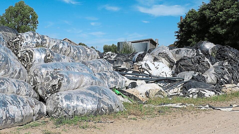 Folien und Wasserrohre, die nicht mehr genutzt werden, werden einfach abgeladen.