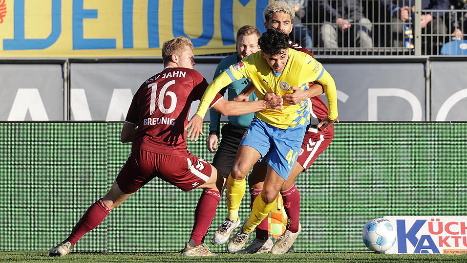 Abnutzungskampf: Das Duell des SSV Jahn Regensburg (hier Louis Breunig, Nummer 16, und Bryan Hein) mit Eintracht Braunschweig (Johan Gomez) fand keinen Sieger. Abnutzungskampf: Das Duell des SSV Jahn Regensburg (hier Louis Breunig, Nummer 16, und Bryan Hein) mit Eintracht Braunschweig (Johan Gomez) fand keinen Sieger.