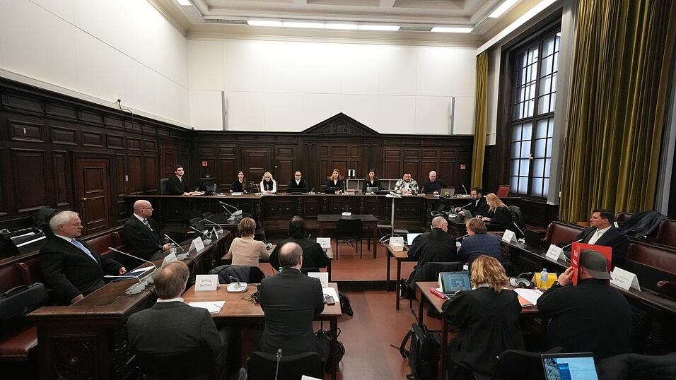 Der 33. Prozesstag begann mit scharfer Kritik der Verteidigung am Verlauf des Verfahrens.