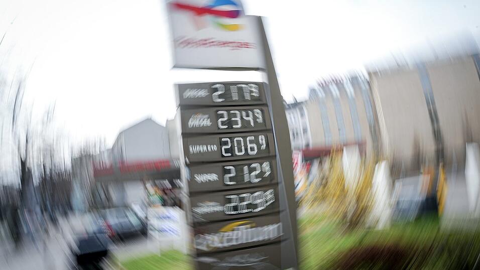 Eine Anzeigetafel der Preise für Benzin und Diesel an einer Tankstelle in Berlin. Eine Anzeigetafel der Preise für Benzin und Diesel an einer Tankstelle in Berlin.