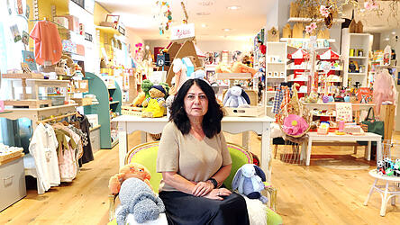 Lusi Hagn hat den &bdquo;Holzwurm&ldquo; in der Neustadt vor sechs Jahren &uuml;bernommen. Nach Corona, so sagt sie, sei es sehr gut gelaufen, die Leute hatten Nachholbedarf. Seit dem Weihnachtsgesch&auml;ft 2024 gehe es aber bergab.